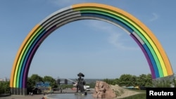Арка дружби народів розмальована у кольори веселки. Київ, 4 травня 2017 року