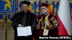 «Мені приємно бути в цій історичній будівлі і долучитись до грона відомих людей сьогодення, удостоєних звання Doctor Honoris Causa», сказав Радослав Сікорський (ліворуч)