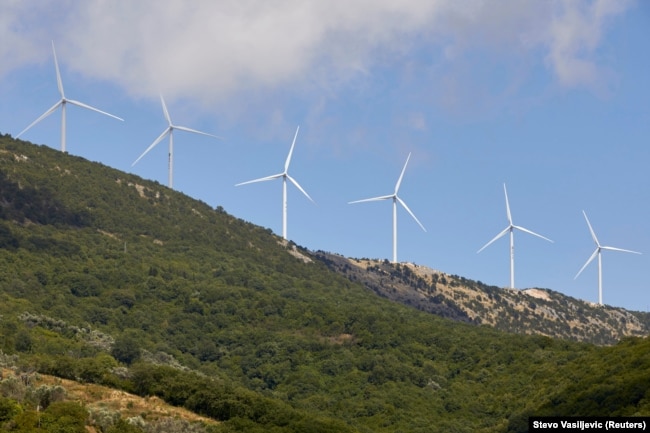 turbinat për prodhimin e energjisë nga era, afër Ulqinit në Mal të Zi.