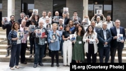 Прадстаўнікі IFJ правялі акцыю салідарнасьці зь зьняволенымі беларускімі журналістамі. Манрэаль, Каада, 10 чэрвеня 2025 году. Фота Simon Séguin-Bertrand