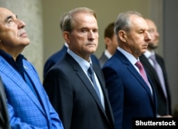 Виктор Медведчук (в центре) в Верховной раде, 2019