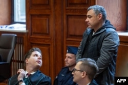 Украінец Уладзімір Жураўлёў (стаіць) падчас суду ў Варшаве 17 кастрычніка 2025 году