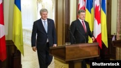 Президент України Петро Порошенко і прем'єр-міністр Канади Стівен Гарпер зустрічалися у Києві у червні 2015 року (©Shutterstock)