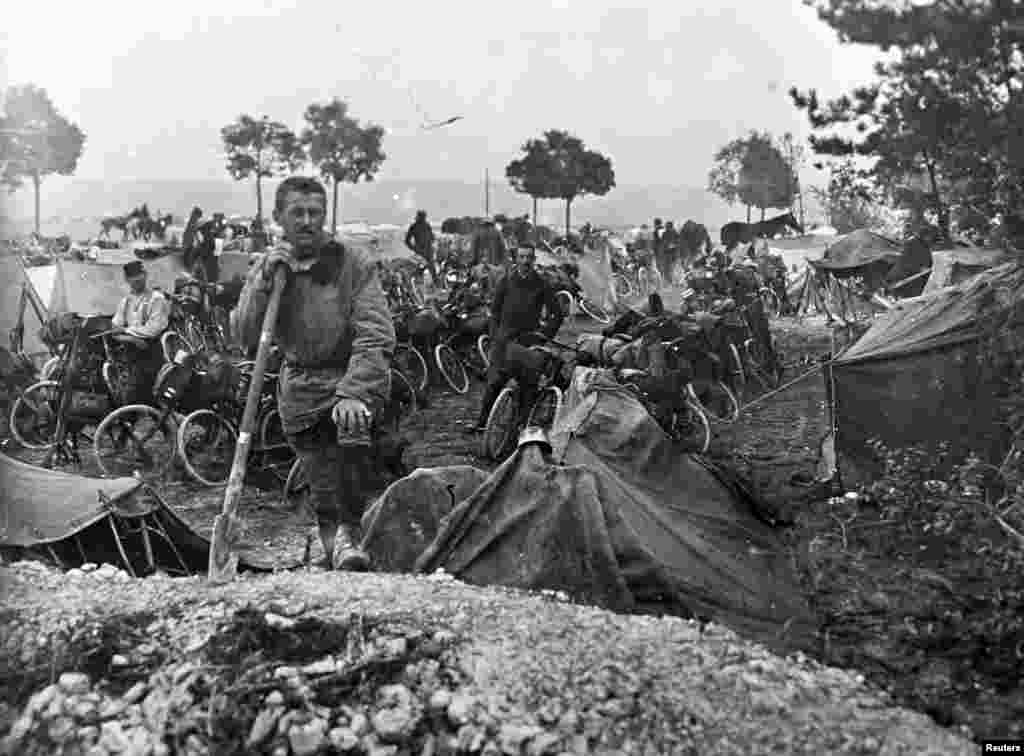 Cicliști francezi din corpul de cavalerie pe frontul din Champagne front, estul Franței, 22 septembrie 1915.