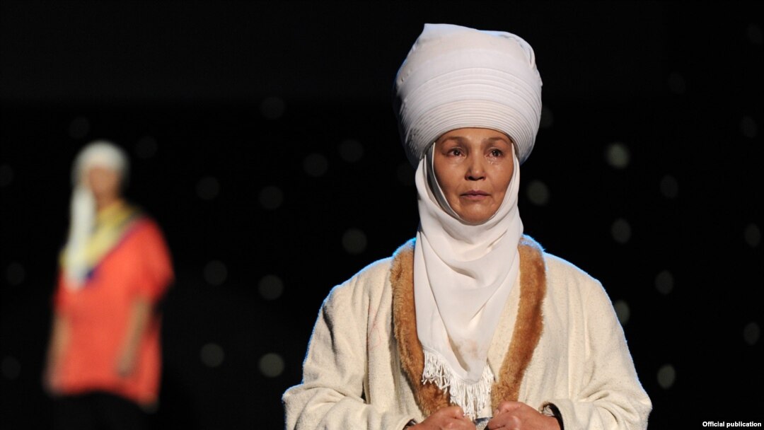 "Курманжан датка" спектаклинен бир көрүнүш