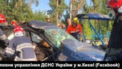 Двоє постраждалих опинилися заблокованими в автомобілі