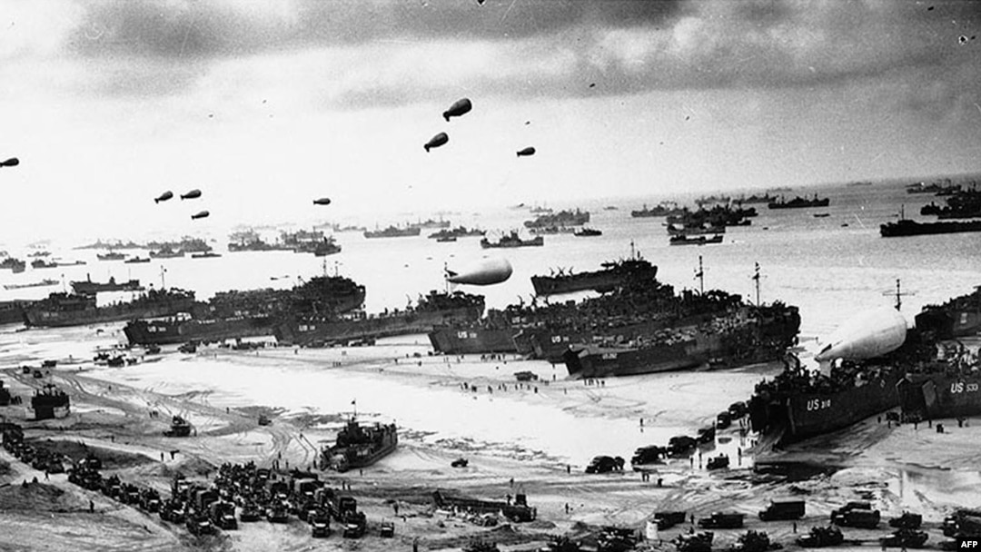 Fotografie de arhivă, realizată pe 6 iunie 1944. Soldați aliați descarcă echipamente pe plaja Omaha, în Normandia, în nord-vestul Franței, după invazia inițială din Ziua Z. 