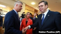 Rukovanje Hašima Tačija i Aleksandra Vučića u prisustvu tadašnje evropske komesarke Federike Mogerini, Tirana, maj 2019.