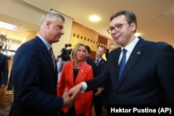 Не слишком теплое рукопожатие. Президенты Косова и Сербии – Хашим Тачи (слева) и Александр Вучич