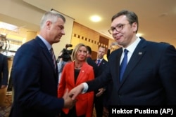 Mogerini sa kosovskim i srpskim predsjednikom Hašimom Tačijem i Aleksandrom Vučićem, maj 2019.