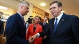 Rukovanje Hašima Tačija i Aleksandra Vučića u prisustvu tadašnje evropske komesarke Federike Mogerini, Tirana, maj 2019.