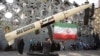 Iranci stoje pored makete rakete Heibar u Teheranu tokom krhkog primirja na Bliskom istoku, 4. jun 2026.