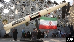 Iranci stoje pored makete rakete Heibar u Teheranu tokom krhkog primirja na Bliskom istoku, 4. jun 2026.