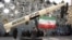 Iranci stoje pored makete rakete Heibar u Teheranu tokom krhkog primirja na Bliskom istoku, 4. jun 2026.