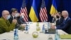 Președintele american Joe Biden participă la o întâlnire în Polonia cu ministrul ucrainean de externe, Dmitro Kuleba (al doilea din stânga), și cu ministrul ucrainean al apărării, Oleksii Reznikov (stânga). Sâmbătă, 26 martie 2022