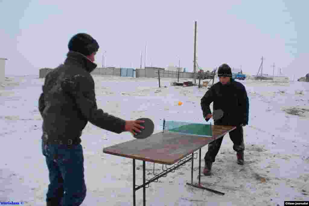 Дети играют в теннис. Прислал Нурислам Куспангали.