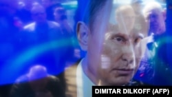 Учасники проросійського мітингу відображаються в екрані телевізора під час трансляції по ТБ прямої лінії Путіна. Луганськ, 17 квітня 2014 року 