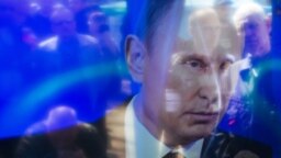 Відображення людей на екрані телевізора під час трансляції виступу президента Росії Володимира Путіна (архівне фото)
