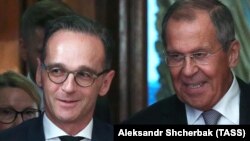 «Потрібна не гонитва за сенсацією, щоб встигнути першим про щось повідомити, а кропітка робота на результат», – сказав голова МЗС Росії (справа) після переговорів зі своїм німецьким колегою Гайко Маасом