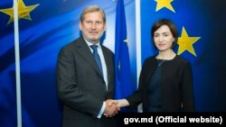 Представитель ЕС по вопросам расширения Йоханнес Хан с премьер-министром Молдовы Майей Санду. Брюссель, 3 июля 2019 года. 