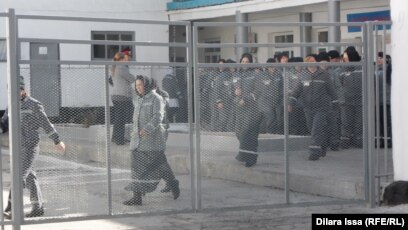 Смотреть секс онлайн видео Бір күні Машаның үйінде порно көріп отырдым.