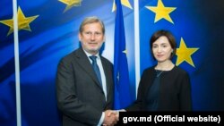 Prim-ministra Moldovei Maia Sandu şi comisarul european pentru extindere Johannes Hahn. Bruxelles, 3 iulie 2019