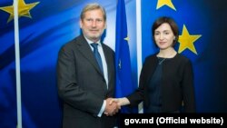 Прадстаўнік ЭЗ у пытаньнях пашырэньня Яганэс Ган і прэм'ер-міністарка Малдовы і Мая Санд у Брусэлі 3 ліпеня