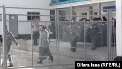 Женщины-заключенные выходят из тюремной столовой после обеда. Шымкент, 27 октября 2015 года.
