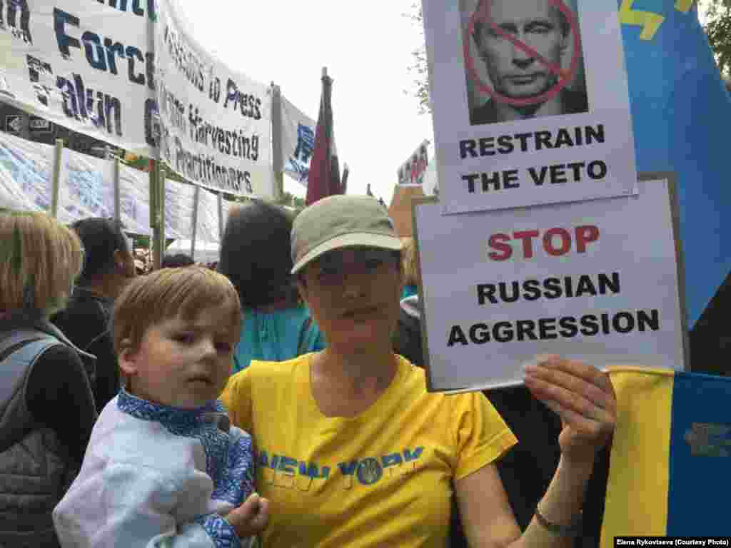 В воскресенье, 27 сентября, несколько сотен человек с антипутинскими плакатами пришли к зданию офиса российского представительства при ООН.&nbsp;