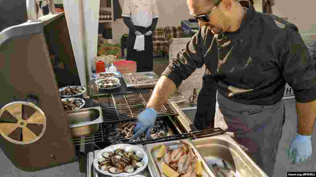 Ялтинские рестораторы соревновались друг с другом в стремлении привлечь к себе гостей, угощая их морепродуктами и другими блюдами