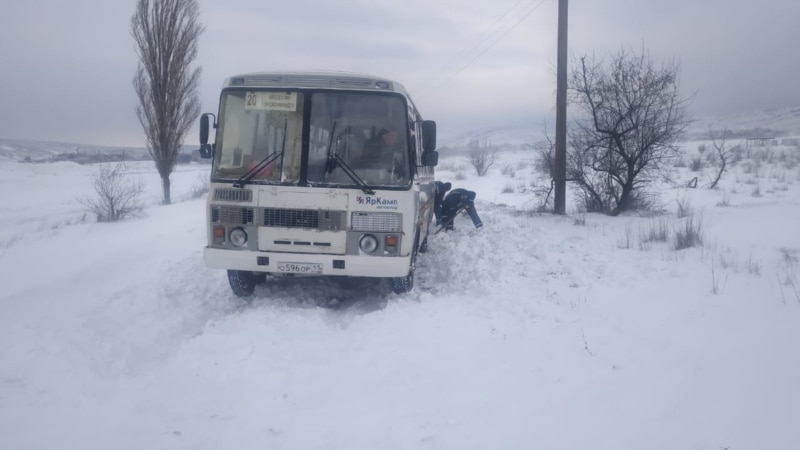 Непогода в Крыму: на дороге под Феодосией в снегу застрял автобус с пассажирами (+фото)