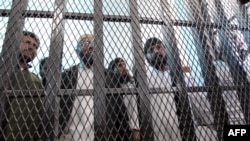 Подозреваемые в причастности к действиям «Аль-Каиды», представшие перед судом в Йемене. Сана, 12 февраля 2013 года.