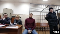 Ресей оппозициясының жетекшісі Алексей Навальный сот залында отыр. Мәскеу, 28 ақпан 2014 жыл.