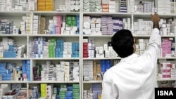 Иранский врач-фармацевт в аптеке.