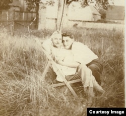 Константин Сомов и Мефодий Лукьянов во дворе их дома в деревне Гранвилье. Середина — вторая половина 1920-х.