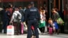 Немецкий полицейский наблюдает за прибытием поезда с беженцами. Мюнхен, 5 сентября 2015 года 
