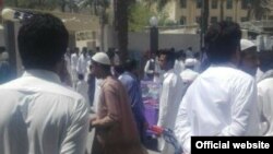 عکسی که به گفته وب‌سایت «کمپین فعالین بلوچ» اعتراض مردم به بازداشت روحانی اهل سنت را نشان می‌دهد.