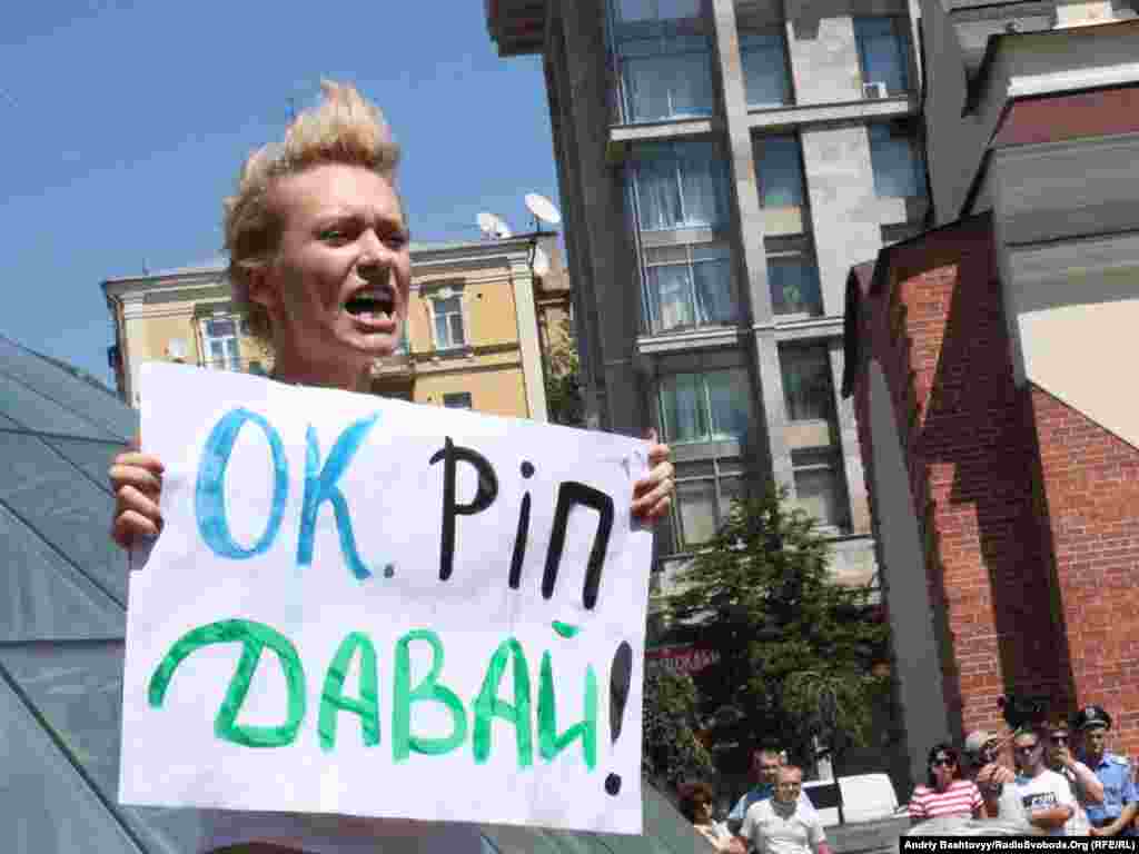 Цього року активістки FEMEN протестували не лише проти профілактичного відключення гарячої води у Києві, а й проти підвищення комунальних тарифів.