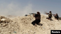 مقاتلو العشائر في مواجهة مع مسلحي "داعش" في حديثة