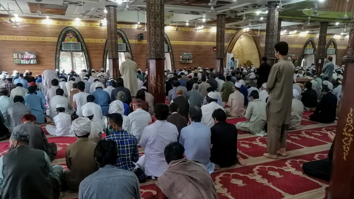 Pakistani Crowds Still Gather For Friday Prayers