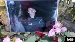 цветы у фотографии убитого 25-летнего Егора Щербакова