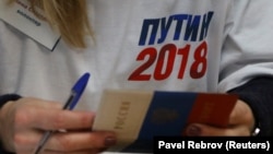 Gönüllü Vladimir Putinniñ Rusiye prezidenti namzetine qol tutmaq içün imza toplay. İşğal etilgen Qırım, Kezlev, 2017 senesi dekabr ayı