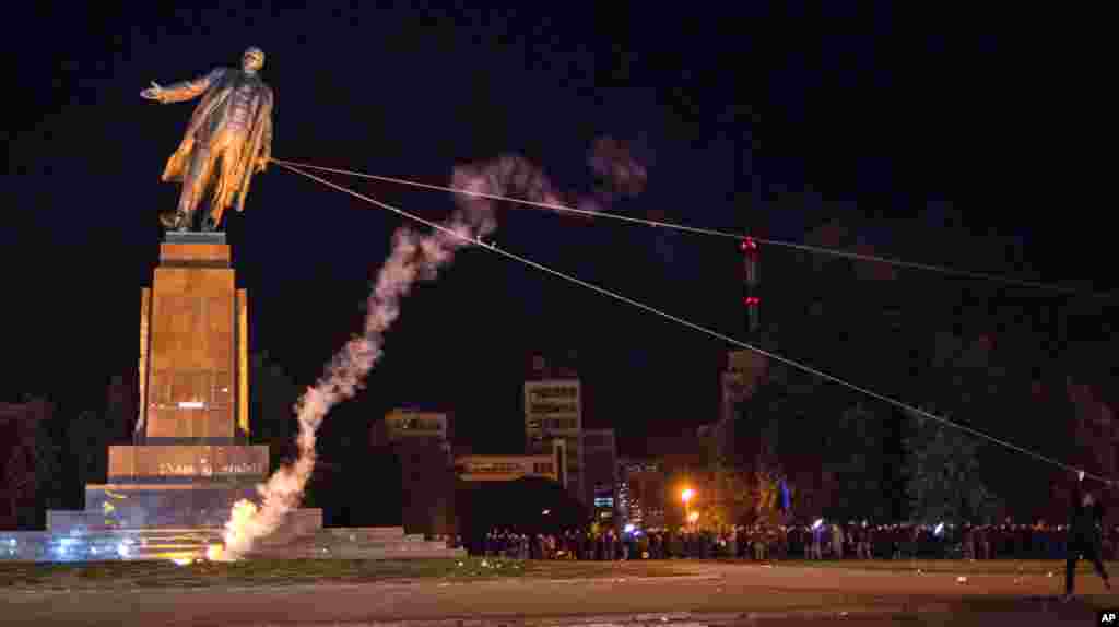 Активисти събарят най-големия монумент на Ленин в Украйна в източния град Харков след анексията на Крим от Русия през 2014 г.&nbsp; &nbsp;