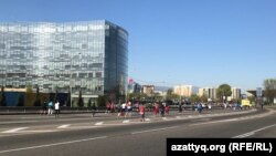 Участники массового забега на проспекте Аль-Фараби. Алматы, 22 апреля 2018 года.