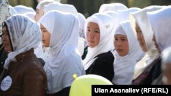 Киргизия: девушки в хиджабах 