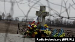Біля хреста на місці загибелі В'ячеслава Чорновола, Київщина, 25 березня 2016 року