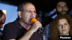 Armenia - Opposition leader Nikol Pashinian addresses protesters in Yerevan, 23Jul2016.