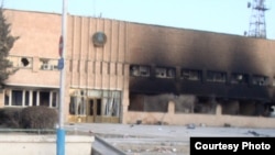 Сгоревшее здание акимата города Жанаозен, 18 декабря 2011 года. Фото Елены Костюченко, "Новая газета". 