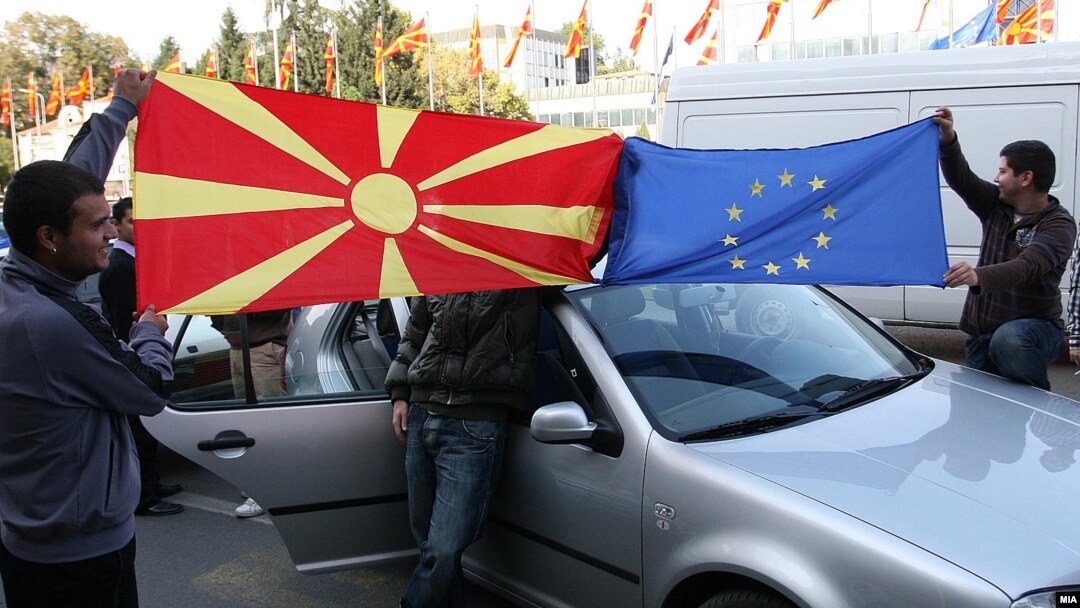 Граѓаните ја слават препораката на ЕК за преговори со Македонија