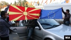 Граѓаните ја слават препораката на ЕК за преговори со Македонија
